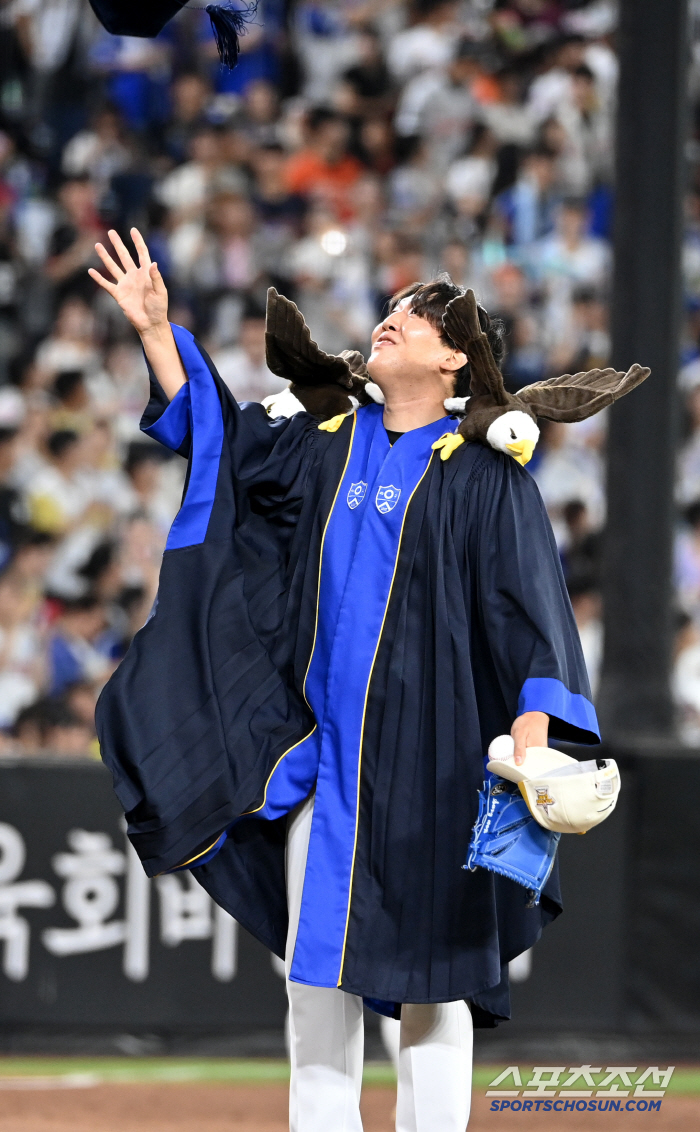 [포토] 박상원, 학사모 던지며~