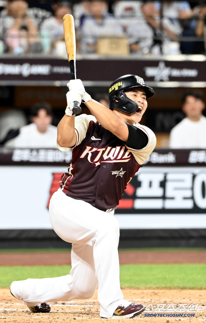 [포토] 타자변신 박영현, 김서현 변화구에 당했네