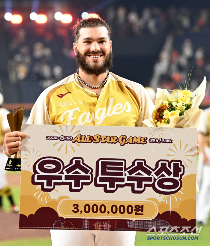 [포토] 우수투수상 폰세, 기분 최고!