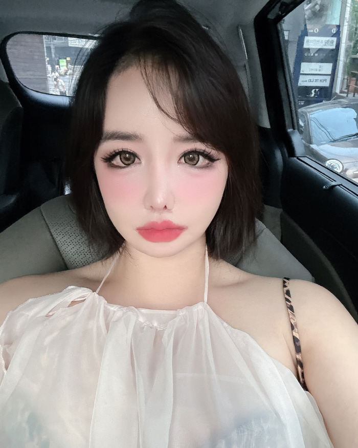 박봄, 11kg 감량 후 '노필터' 볼륨 몸매 승부...민낯에도 '오버립…