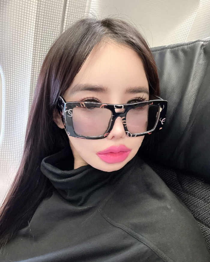 박봄, 11kg 감량 후 '노필터' 볼륨 몸매 승부...민낯에도 '오버립…