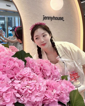 채수빈, 누가 꽃이야?…31번째 생일에도 여전히 사랑스러운 미모[SCin스타]