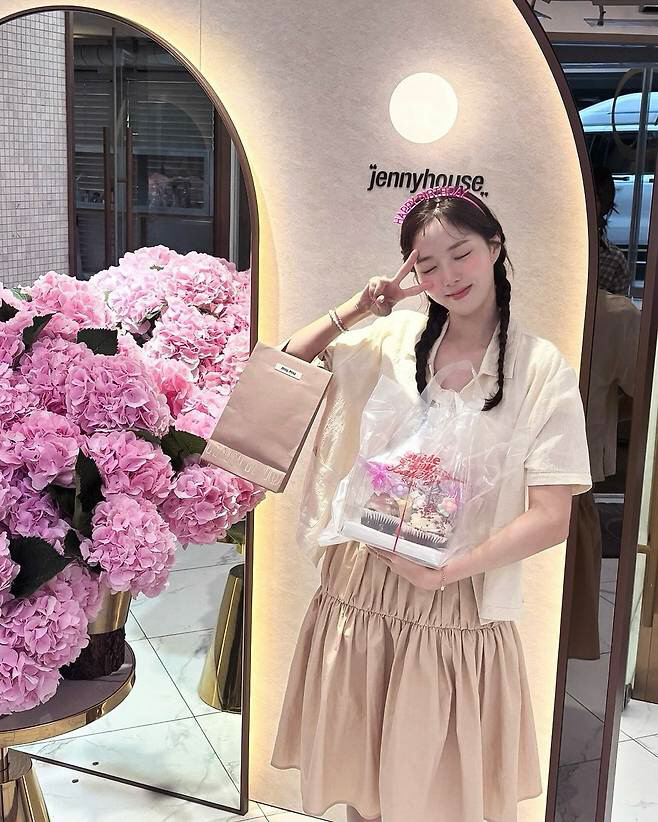 채수빈, 누가 꽃이야?…31번째 생일에도 여전히 사랑스러운 미모[SCin…