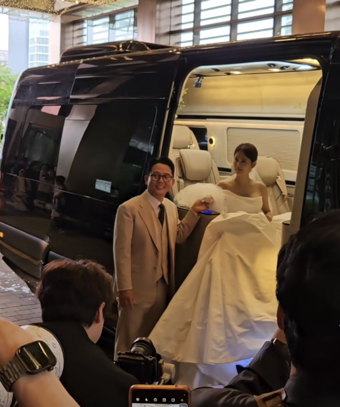 '새신랑' 김준호, ♥김지민 손 잡고 미소 폭발…결혼하길 잘했네[SC이슈…