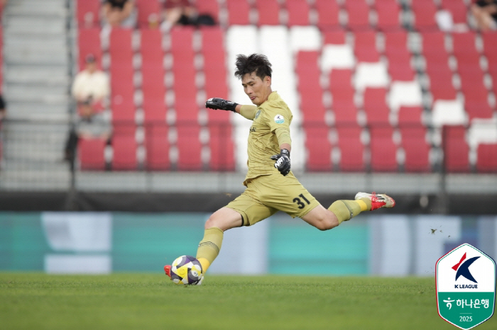 [현장리뷰]"부천FC 구단 역사 아쉽게 놓쳤다" '바사니 선제골→채프먼 …