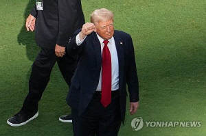 다시 주먹 치켜든 트럼프…'피격 1년' 날에 클럽월드컵 결승전 관람
