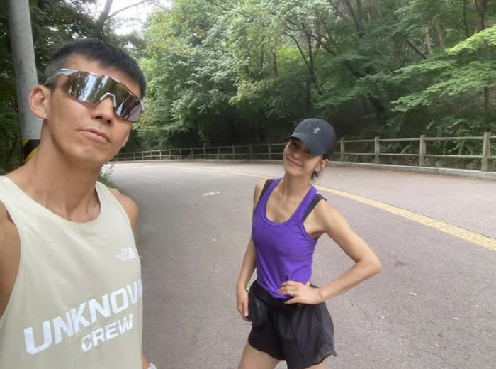 52세 정혜영, 션♥ 따라 달리기한 효과..직각 어깨+한줌 팔뚝 자랑