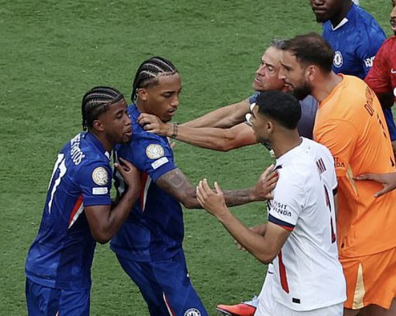 "첼시에 완패→열받은 PSG감독,주먹질 참전 大논란" PSG,경기도 지고…