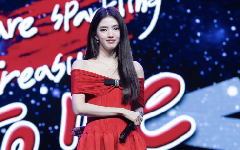 "디즈니 공주 같아" 한소희, 방콕 팬심 흔들었다…에스파 커버 무대까지