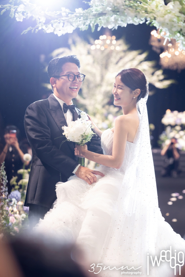 [종합] 김준호♥김지민, 드디어 부부 됐다…변진섭 축가 '떼창'→지민母 …
