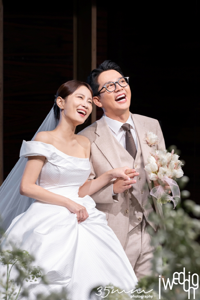 [종합] 김준호♥김지민, 드디어 부부 됐다…변진섭 축가 '떼창'→지민母 …
