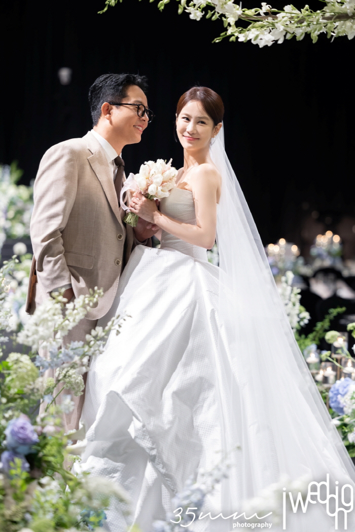 [종합] 김준호♥김지민, 드디어 부부 됐다…변진섭 축가 '떼창'→지민母 …