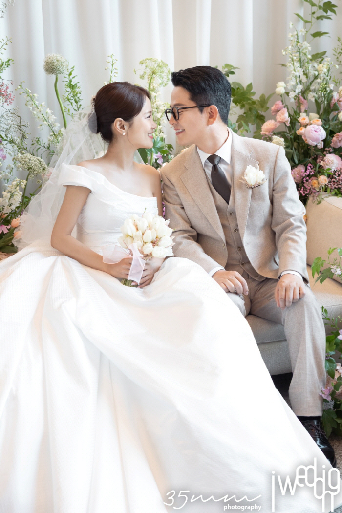 [종합] 김준호♥김지민, 드디어 부부 됐다…변진섭 축가 '떼창'→지민母 …