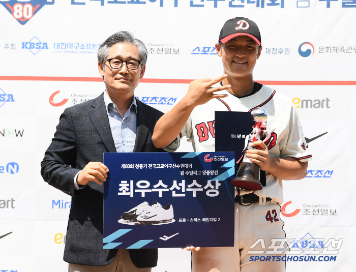 방출→은퇴의 아쉬움, '예비 포수 최대어' 육성으로 달랬다…"코치님 덕분…