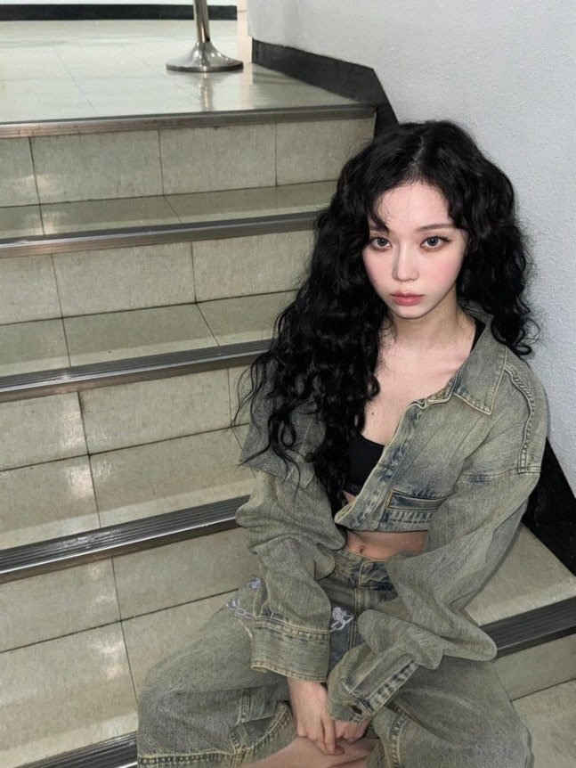 [SCin스타] 에스파 윈터, 앉아도 뱃살 안 접히는 '슬랜더 몸매'..…