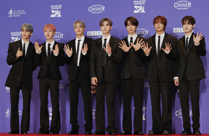 [SC현장]'추잉검' 소년들의 성장사…NCT 드림, 호버보드에 9년 서사…