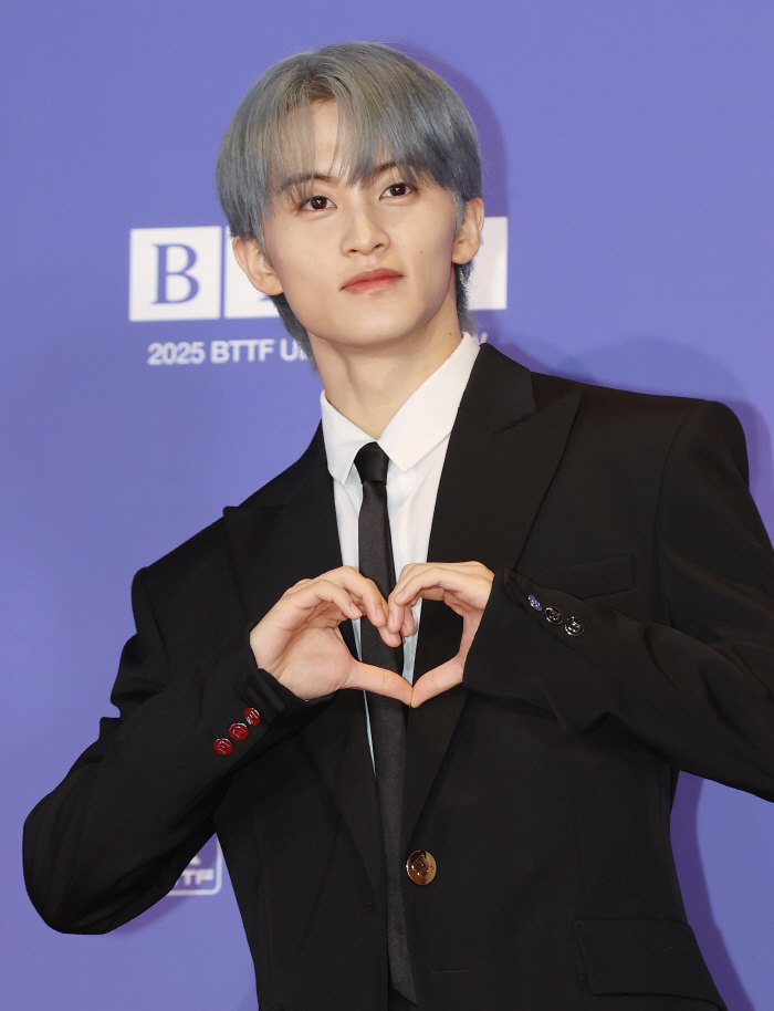 [SC현장]'추잉검' 소년들의 성장사…NCT 드림, 호버보드에 9년 서사…