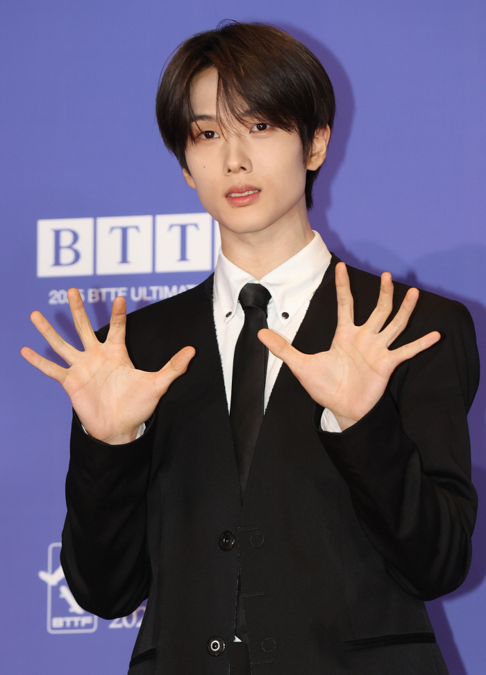 [SC현장]'추잉검' 소년들의 성장사…NCT 드림, 호버보드에 9년 서사…