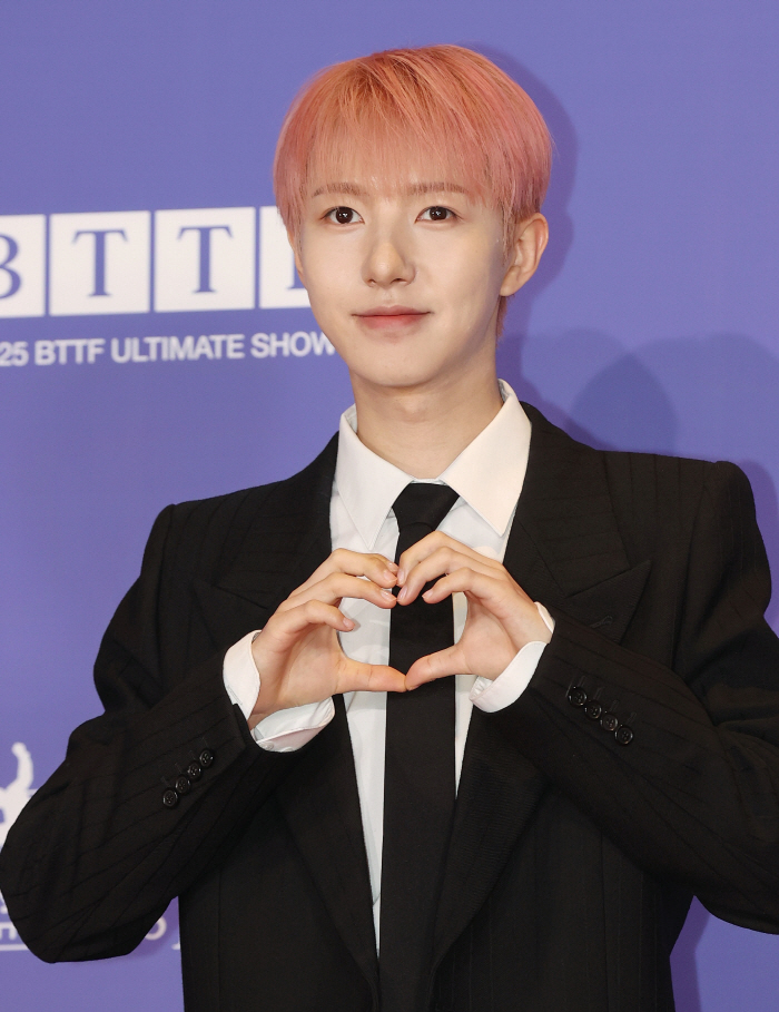 [SC현장]'추잉검' 소년들의 성장사…NCT 드림, 호버보드에 9년 서사…
