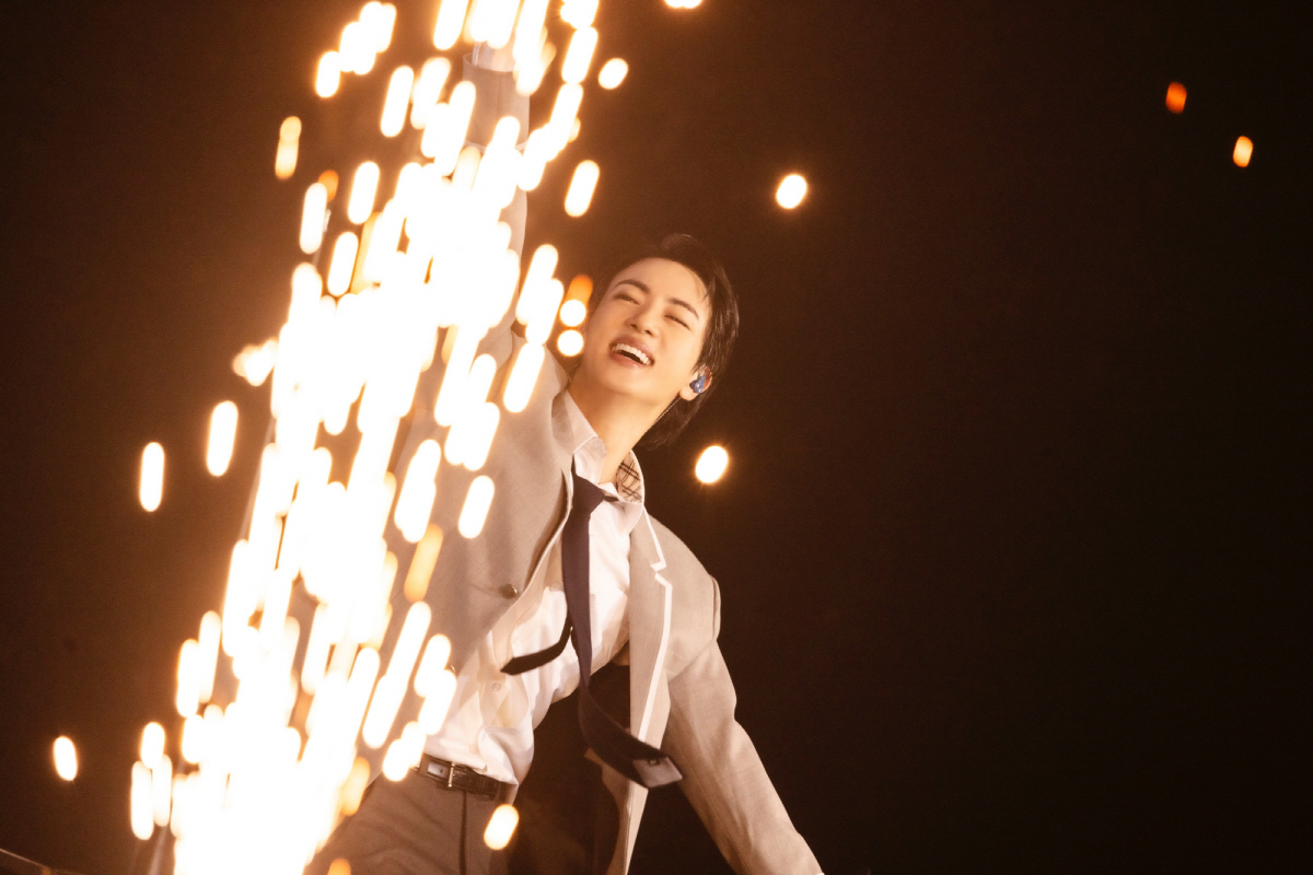 "BTS 진이 왔다" 日 5대 스포츠지 1면 대서특필…솔로 최초 대기록