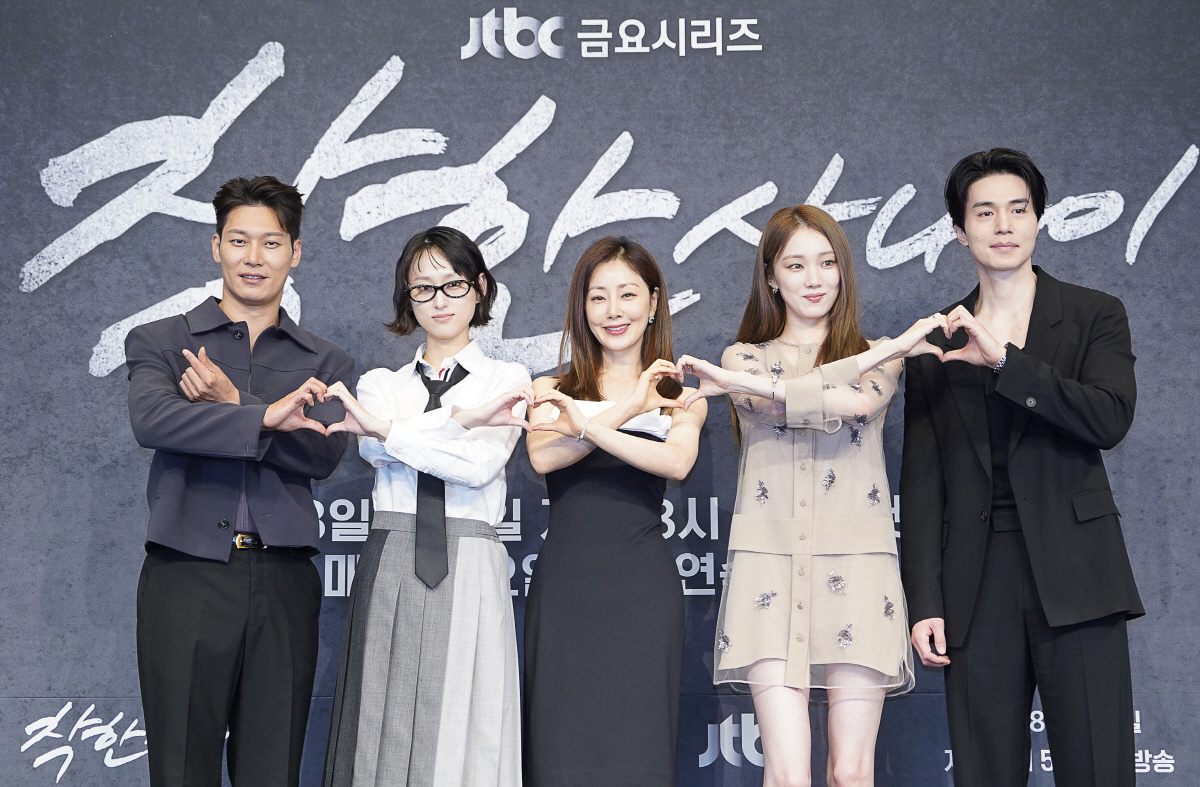 [SC현장] 이동욱X이성경, 첫사랑도 건달도 “올드한데 신선해”…슴슴한 …
