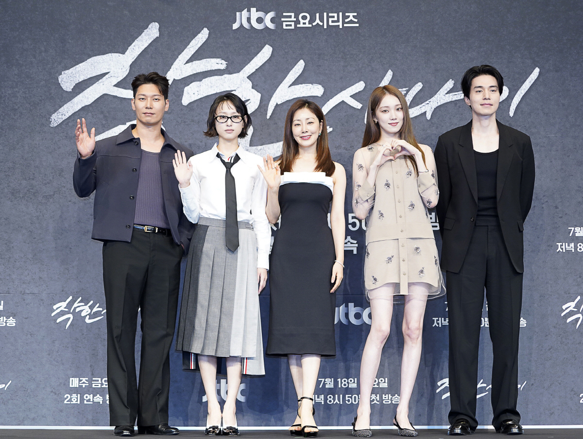 [SC현장] 이동욱X이성경, 첫사랑도 건달도 “올드한데 신선해”…슴슴한 …