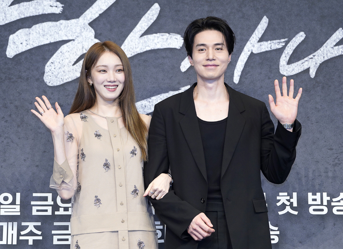 [SC현장] 이동욱X이성경, 첫사랑도 건달도 “올드한데 신선해”…슴슴한 …