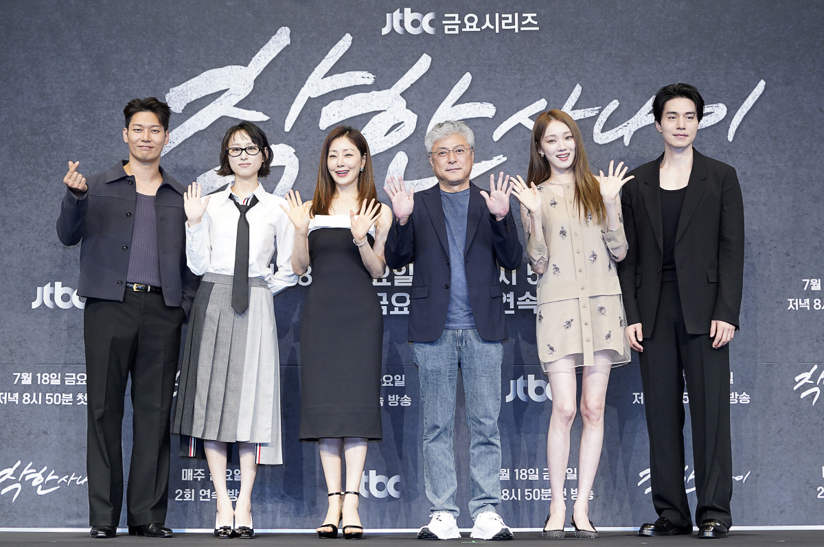 [SC현장] 이동욱X이성경, 첫사랑도 건달도 “올드한데 신선해”…슴슴한 …