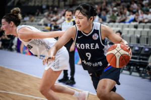 '죽다 살았다' 강이슬 부상 OUT→박지수 결승골 韓 여자농구, 뉴질랜드에 78-76 가까스로 승리 '중국과 2차전 격돌'