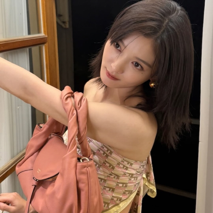 김유정, 스카프룩 입고 드러낸 '가녀린 어깨'...소녀 지운 25세의 '…