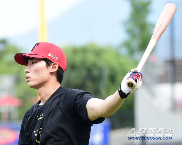 "그만할까 고민도" 은퇴했으면 어쩔 뻔했나, 11년 버텨 KIA '주전 …