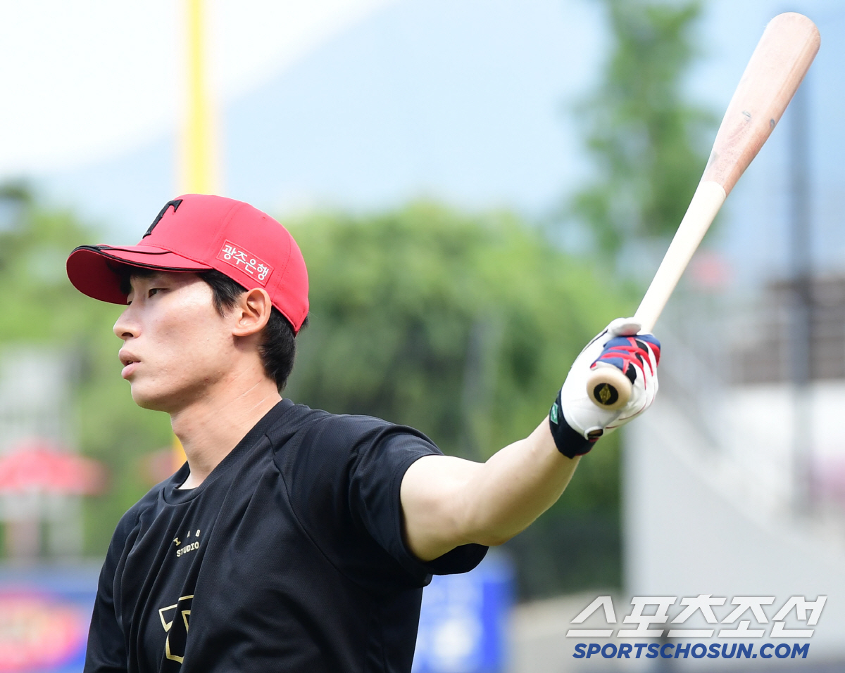 "그만할까 고민도" 은퇴했으면 어쩔 뻔했나, 11년 버텨 KIA '주전 …