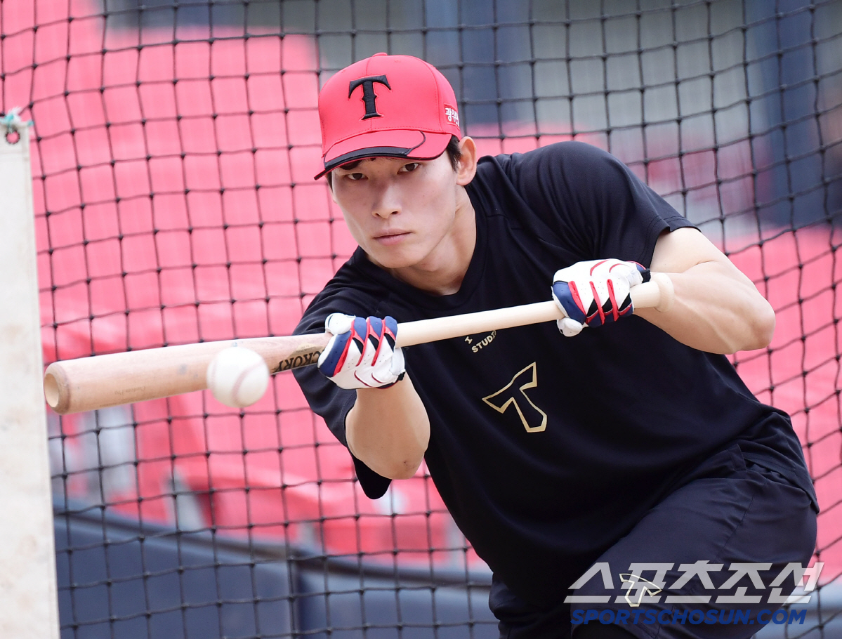 "그만할까 고민도" 은퇴했으면 어쩔 뻔했나, 11년 버텨 KIA '주전 …