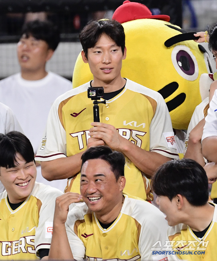 "그만할까 고민도" 은퇴했으면 어쩔 뻔했나, 11년 버텨 KIA '주전 …