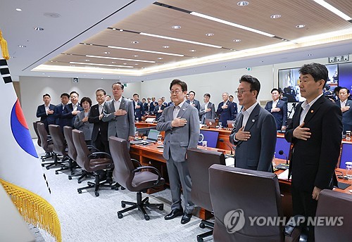 李대통령, 국무회의서 금융위원장 칭찬…"적절한 규제로 큰효과"