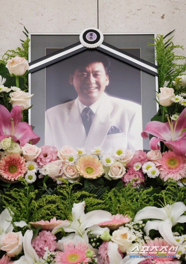 故 현철, 가요계 큰 별이 지다..임영웅·장윤정 후배들 눈물 속 이별 1…