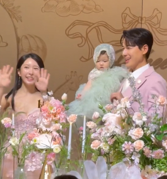 '이지훈♥' 아야네, 논란의 드레스 3벌 입었다 "결혼식 같은 돌잔치"