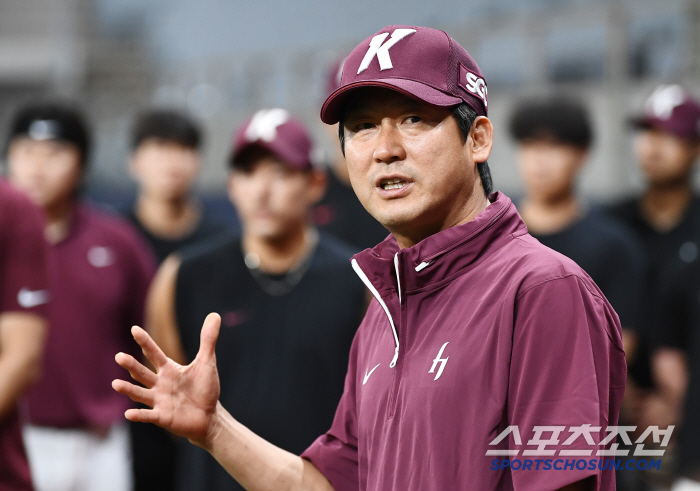 [포토] 선수단 앞에서 인사말하는 설종진 감독대행