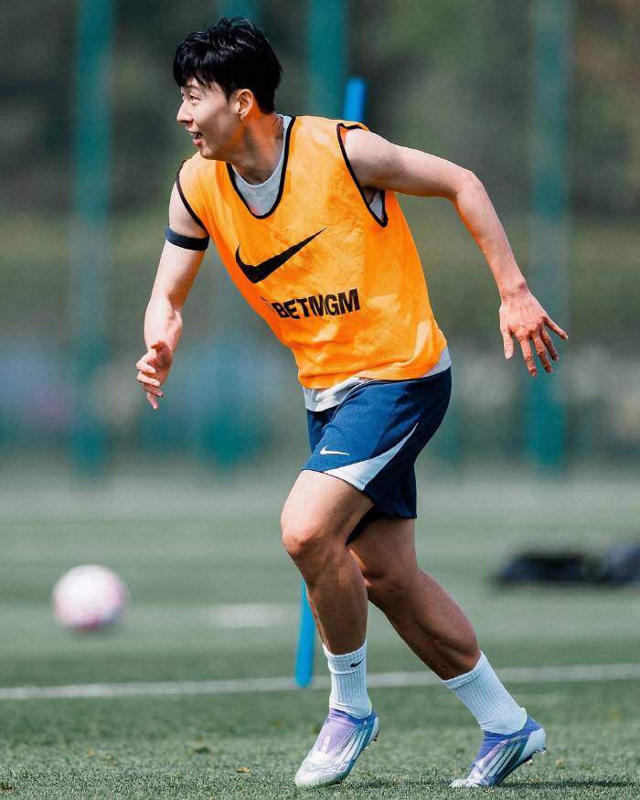 내가 떠난다고? 손흥민, 환한 미소로 훈련장 복귀…