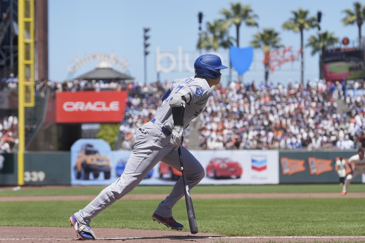 유격수 땅볼 안타에 "내가 본 최고의 선수" 감탄… ML 251승 전설 …