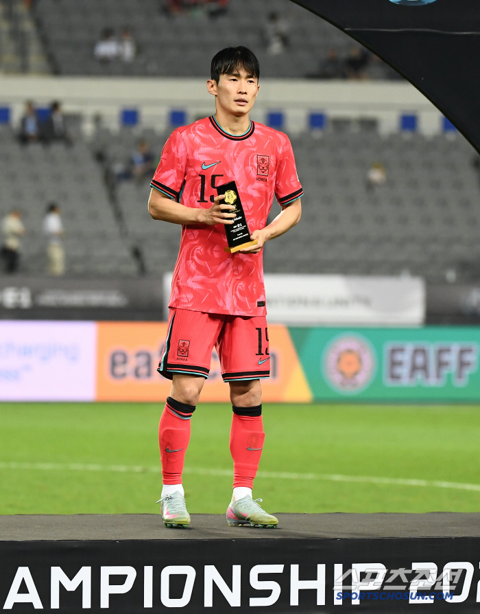 [포토] 김문환, 나홀로 수비상 수상
