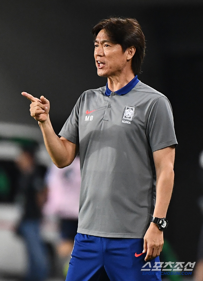 [한일전 현장인터뷰]'첫 패' 딛고 미래 그리는 홍명보 감독 