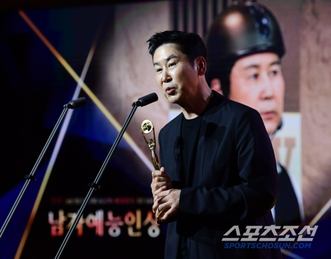 [제4회 BSA] 송혜교 소감에 눈물, 신동엽 위트에 환호…'청룡' 빛낸…