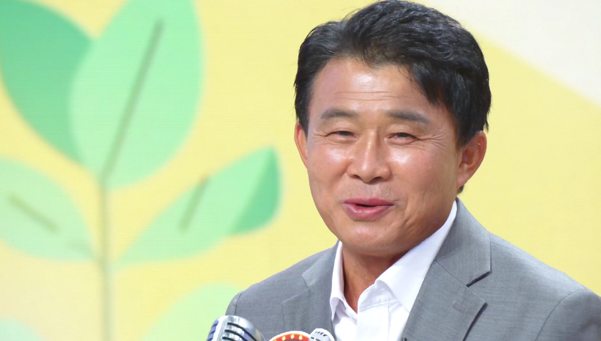 김신기 “母, 날 낳다 돌아가셔…할머니가 젖 동냥해 키워주셨다”

(아침…