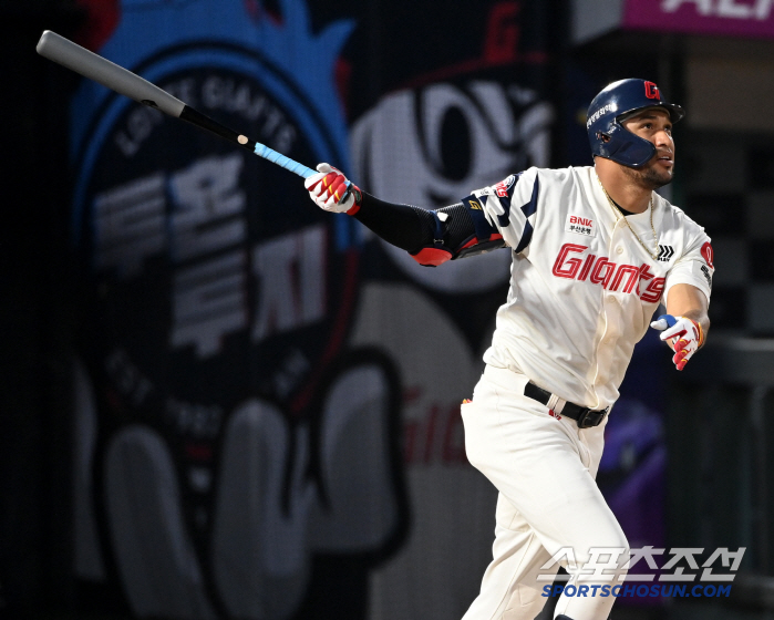 한화 잡으러가야지? '팀타율 1위' 롯데, 후반기 달라져야할 1순위 요소…'희생번트 41개'에 담긴 명장의 고민 [포커스]