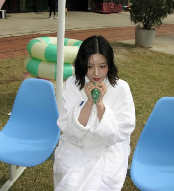 '워터밤 여신' 권은비, 노출 의상 부담됐나..가운+담요로 '철통 방어'