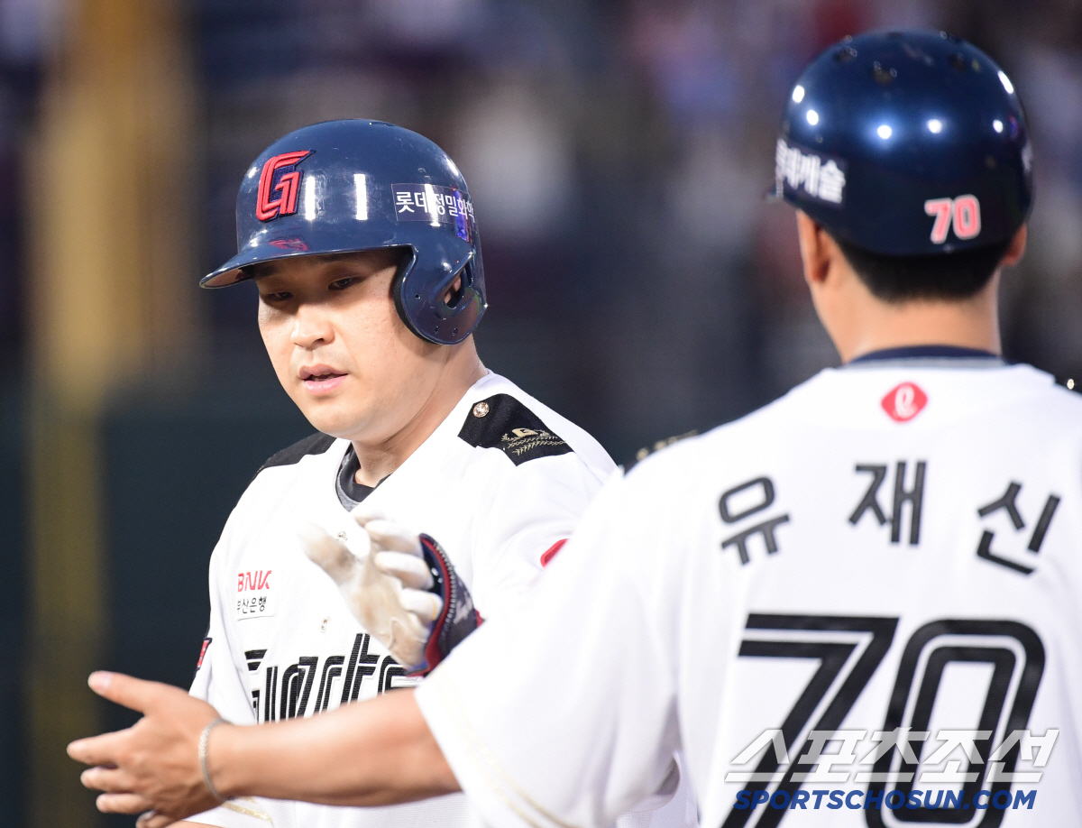 7년만의 부활? '대타 횟수 꼴찌' 김태형식 믿음의 야구 → 80억 방망…