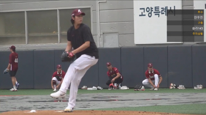 154km 파이어볼러 군인 등장? 그는 2군 구장에 왜 나타났을까