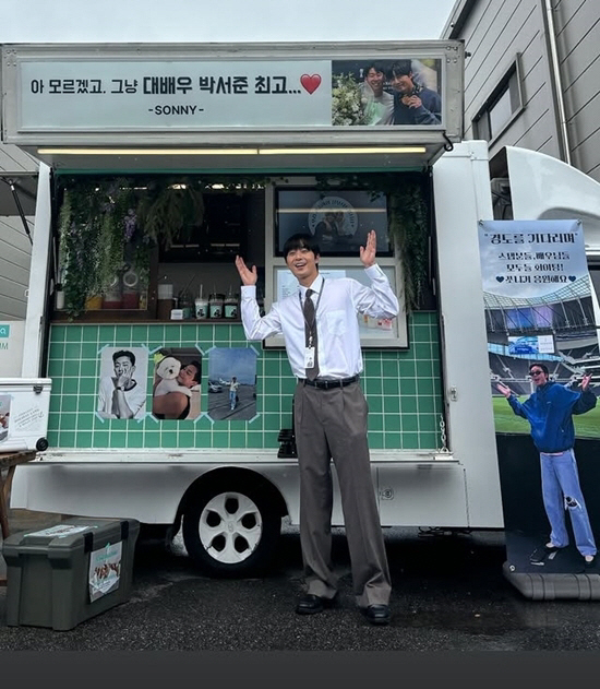 [SCin스타] 손흥민 “대배우 최고♥”에 박서준 “어머어머” 커피차 선…