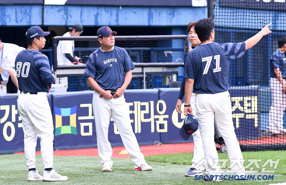 [포토] 롯데 코치진 '오늘은 비가 변수'